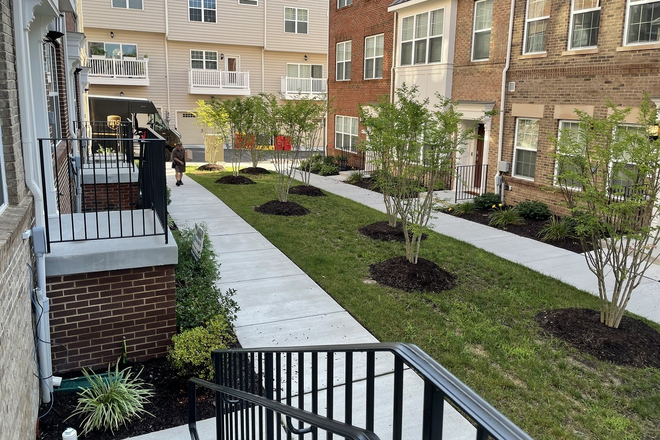 Outside - Master bedroom in a townhouse (Sublet)