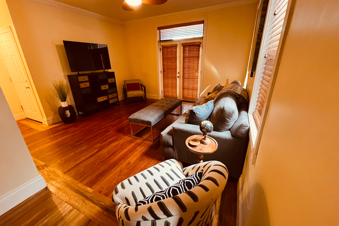 Living room with sofa and smart TV - Park Avenue Beauty close to campus