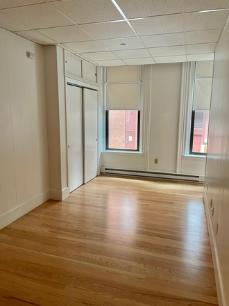 STUDIO - NO BROKER FEE AND JUST PAINTED! BACK BAY UNFURNISHED STUDIO AT 272 NEWBURY ST. AVAILABLE NOW Apartments