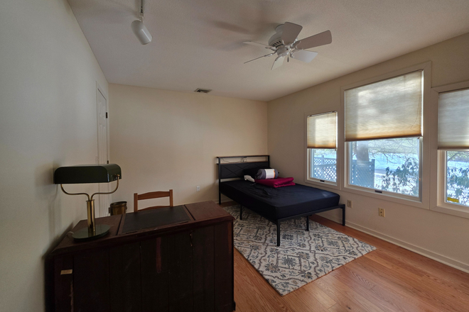 Bedroom - 15 mins walk to campus, available spring 2026