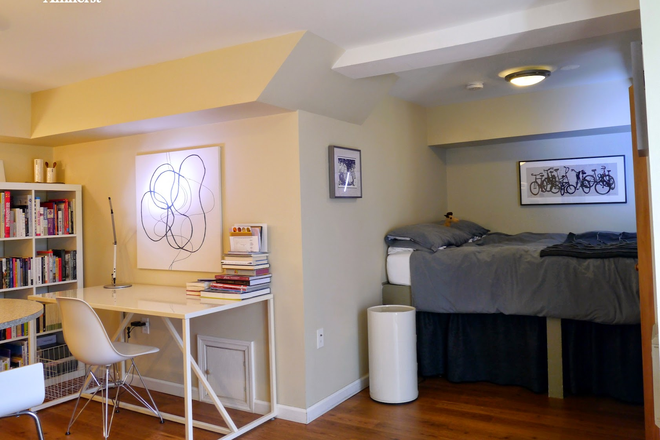 desk - Walk to Umass and town center- all utilities are included Apartments