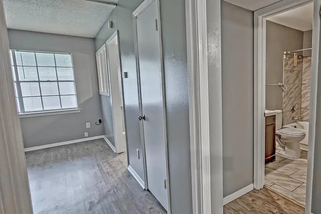 Hall way to living room - One Imperial Arms apartment / bedroom for rent - close to campus