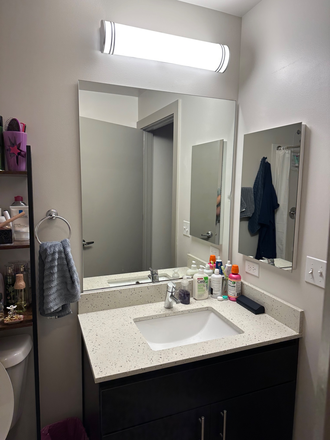 Bathroom - 959 5 bed 5 bath (one room/one bathroom) *Girls Only*