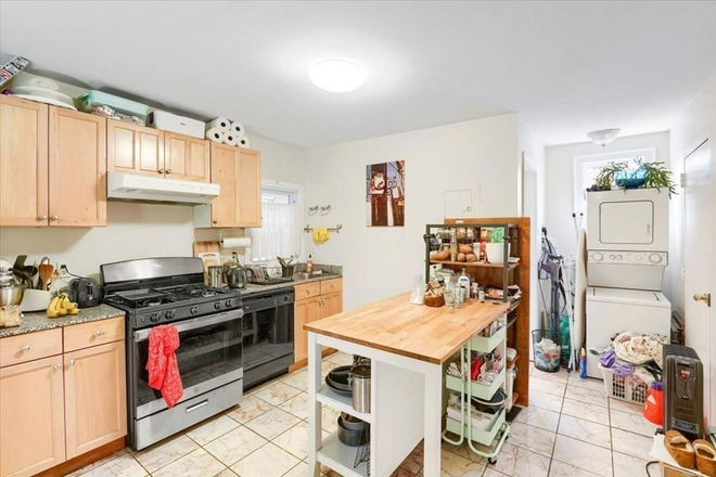LIVING - 2 BED WITH IN UNIT LAUNDRY! Apartments