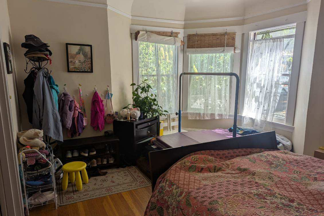 main bedoom - Heart of Rockridge, one mile from campus