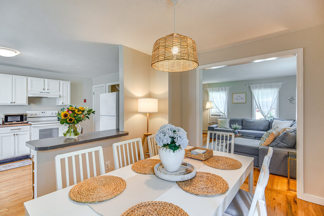 Dining Room - Wakefield Haven available for a group of 3! ll Cozy 3B/2Ba ll Near Downtown and Beaches Townhome