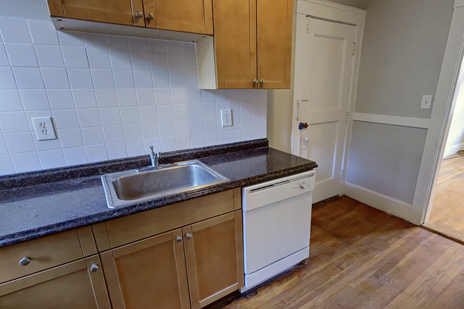 . - **NO BROKERS FEE!!** Sunny 1 Bed / 1 Bath w/ HEAT&HOT WATER INCLUDED! Apartments