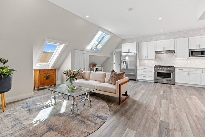 #C - 1719 Pearl St (3BR/ 2BA) Apartments