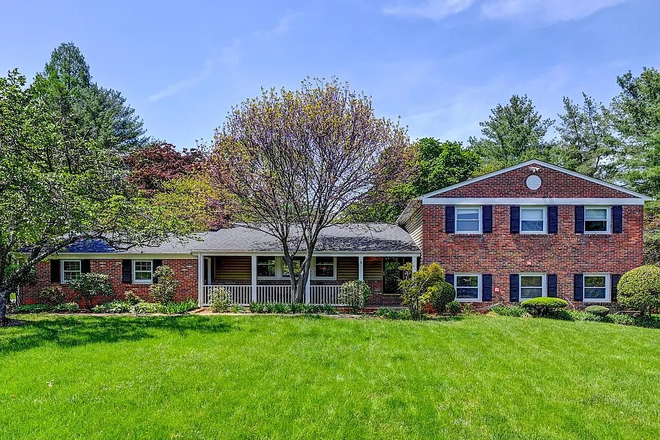 Street View from Cul-de-sac - Spacious Rooms, Modern Comforts and Homely Ambiance - Suburban Bliss in Lutherville - Timonium