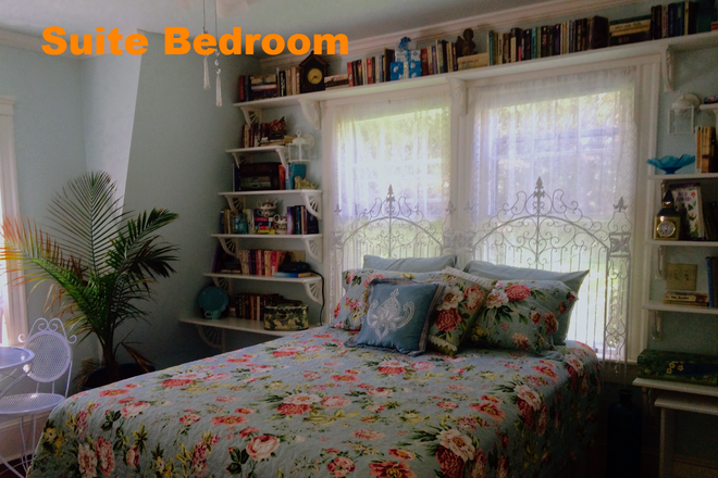 Suite - Bedroom and Bath - Private rooms just off campus at 16 Campus Avenue House
