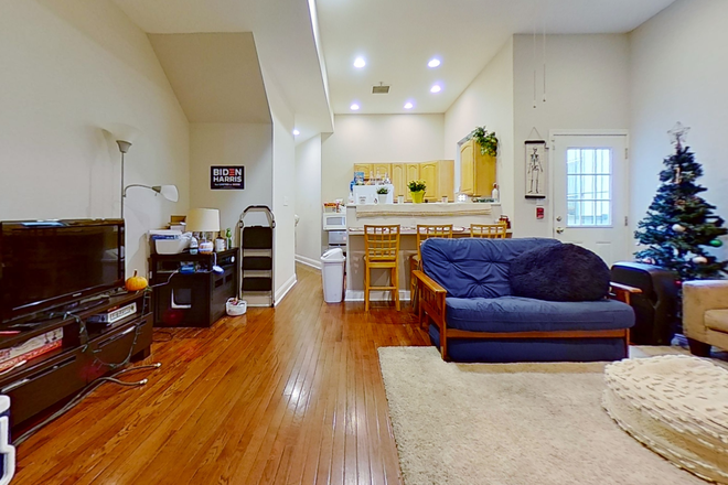 Living room - 1617 N Sydenham St Apartments