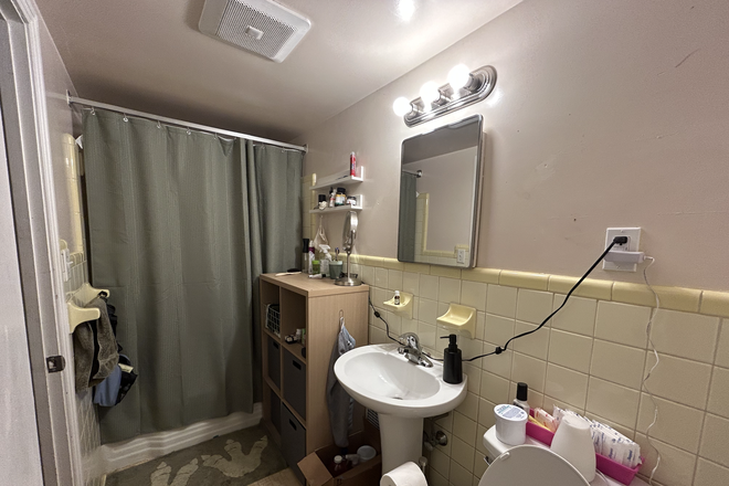 Bathroom - Huge house 3 blocks from campus