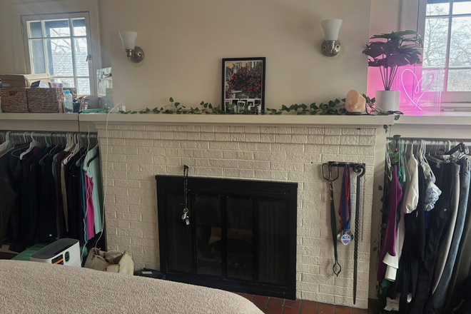 Fireplace - Super cute bedroom with fireplace in shared apartment one block from campus
