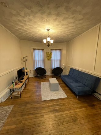 living room - Big 2 bed, laundry in building, close to trains and buses Apartments