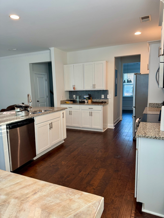 kitchen - 4 bedroom house with 3 1/2 baths short drive to downtown