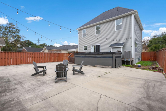 Large backyard grass areas around house and apartment out back! - 4 bedroom includes utilities off street parking 1 mile away from hospital area!!! House