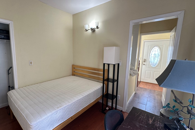 Private Entrance - Furnished Bedroom + Private Bathroom + Private Entrance + Walk to Downtown & Bus Stop House