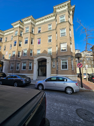- - NO BROKER FEE 2 BED 1 BATH GREAT FOR BU