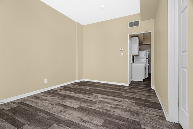 Living Room - Charming 1 Bedroom Apartment with Den convenient to Medical Centers and UIC