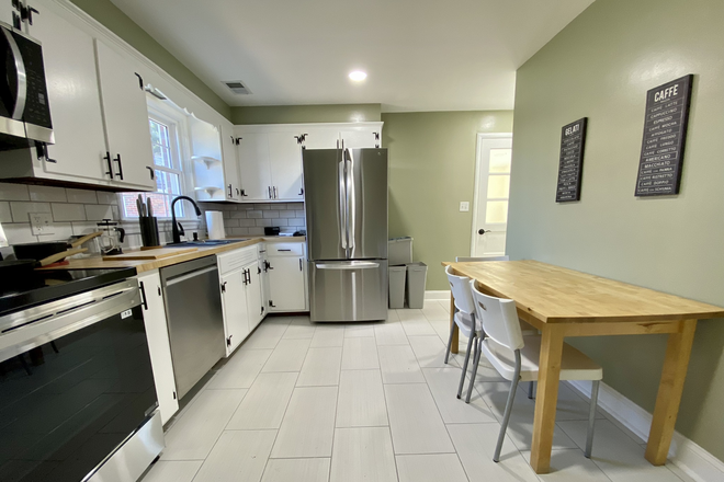 Photo - graduate student house: bedroom available