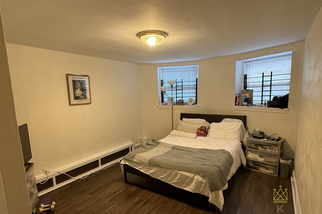 bedroom - Cozy garden level Cleveland Circle 2 bed for 9/1 Apartments