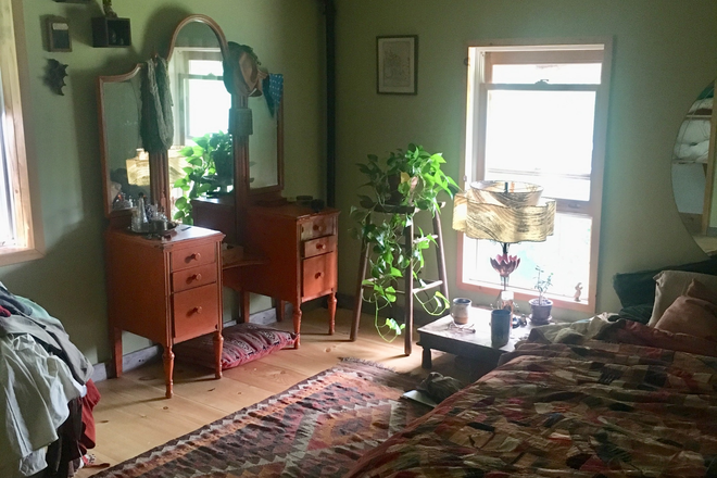 bedroom - Dec 1 available Efficiency w kitchenette, loft in beautiful country farmhouse close to Amherst