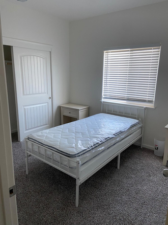 bedroom - Bellevue Ranch House close to campus