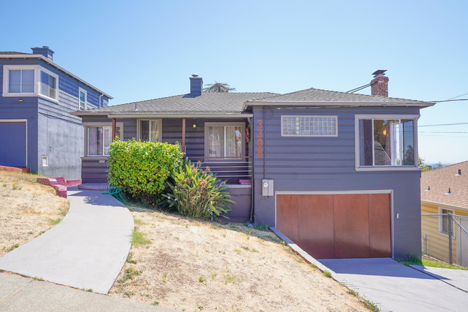  - 1944 Oakland Home With Amazing Views!