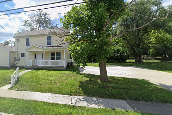 Front of house & driveway - The Peepshow