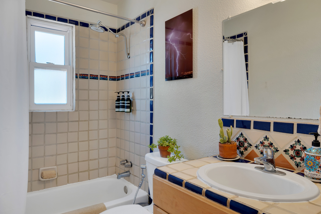 Bathroom - 2bdrm/1Bath 7mins from campus House