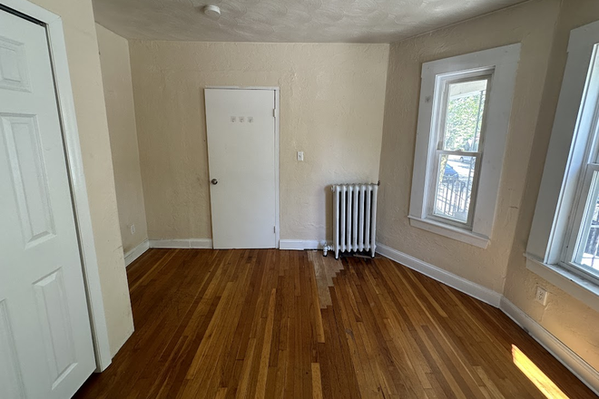 - - No Broker Fee! Close to Campus! 4 bed 1 bath w/ Laundry. Apartments