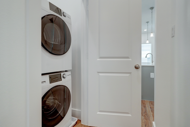 In-Unit Washer/ Dryer - SUBLEASING FULLY FURNISHED MASTER BEDROOM WITH ATTACHED BATHROOM IN RICE VILLAGE Apartments