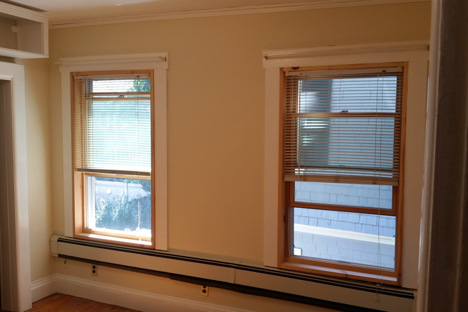 available room -- new windows - Brookline, Coolidge Cnr, Room in a shared house, $1200 incl.utils, walking distance to BU