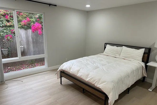 Private room in UCI campus House - $870 flex dates Private or Shared May 8- UCI/Euro students