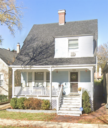 Front of house/porch area - Cute Blue House SUBLEASE for summer and fall quarter!