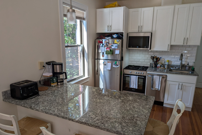 Kitchen - Sunny 1-bedroom in heart of JP Apartments