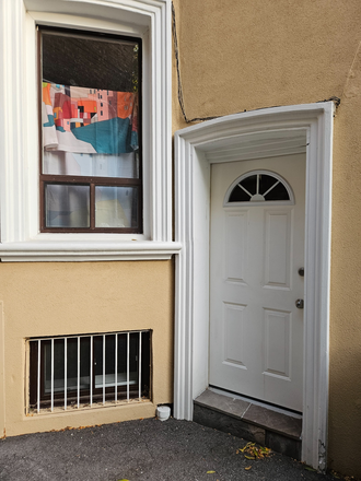 Private Side Entrance to Basement Unit - Annex 1BDRM: Walk to U of T Apartments