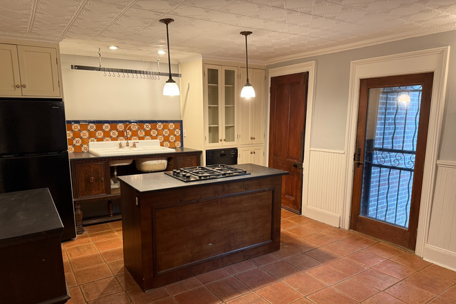 kitchen - 1 bedroom in North Crown Heights, 35 minutes from campus Townhome