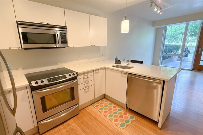 . - HUGE 1 Bed+Den/1.5 Bath w/ LAUNDRY IN UNIT!! Avail. NOW!! Heat&Hot Water Included! Parking avai Apartments