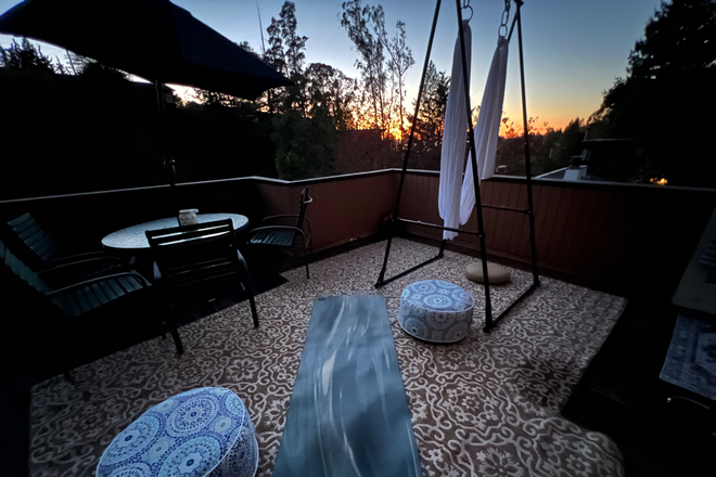 Private Outdoor Deck overlooking another beautiful Bay sunset (dining table included; yoga equipment not included) - Serene/Beautiful Private Room w/own Bathroom/Outdoor deck/Garage Parking $800/mo utilities included House