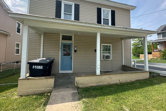 Front - Downtown house close to campus!
