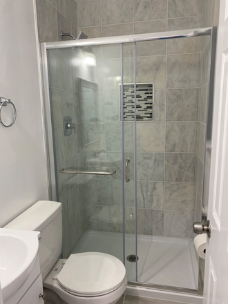 Bathroom - Renovated Studio with private bathroom and full kitchen - 10 minutes walk to campus