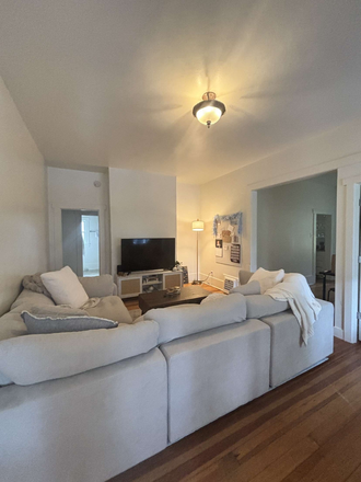 Living Room - Spacious and Nice House - Best Location on the Hill