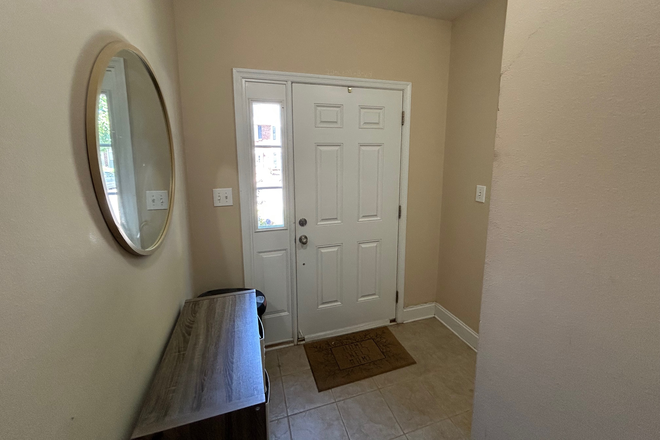 Entryway - Beautiful townhouse near Liberty Campus