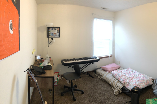 Bedroom - Looking for 1-2 Roommates Townhome
