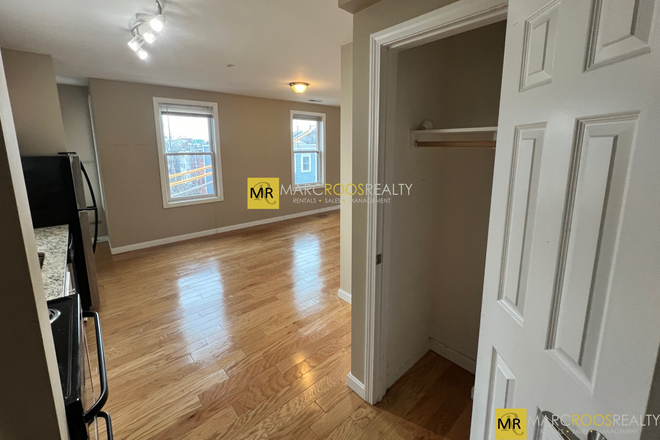 Living Space - Chelsea St 1 Bed East Boston Mins to the T