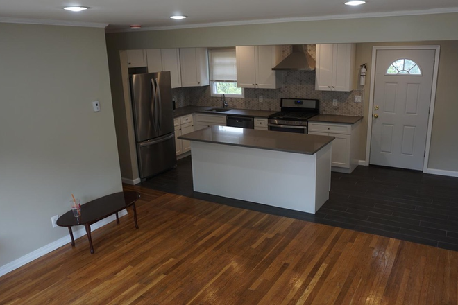 living room - Manor Parkway - 8 Bedroom - Available June 2025 House