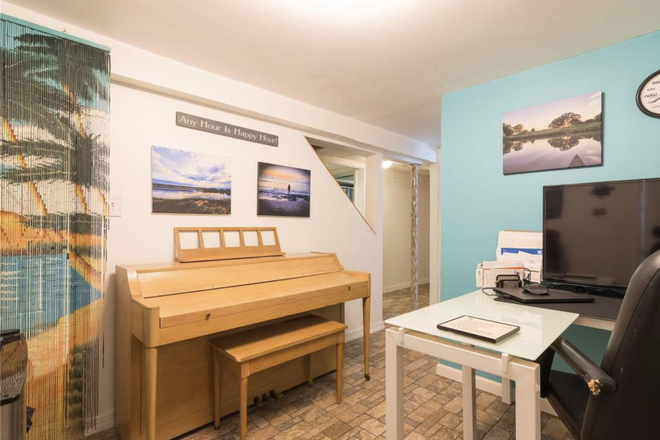 Common space - 1 Bedroom with private bathroom and private common space House