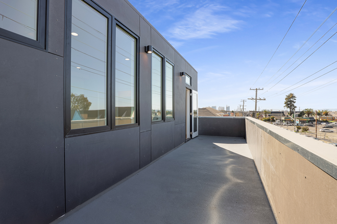 Outdoor deck - Modern designed bi-level apartment