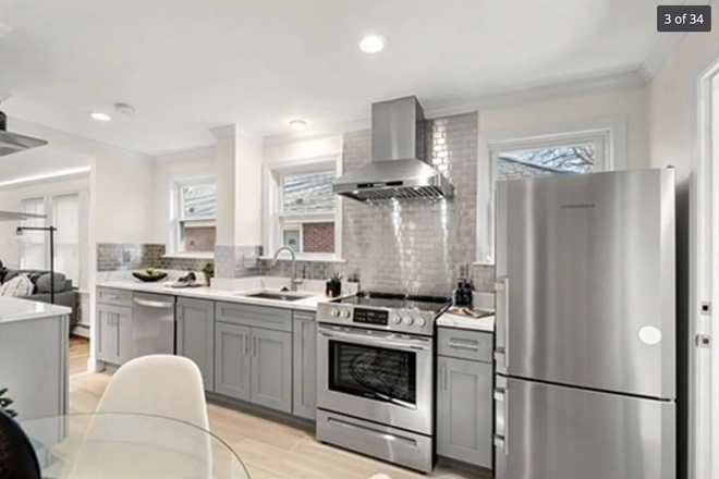 fully equipped kitchen - Bright, spacious, newly renovated 4-bed with parking, loft and laundry